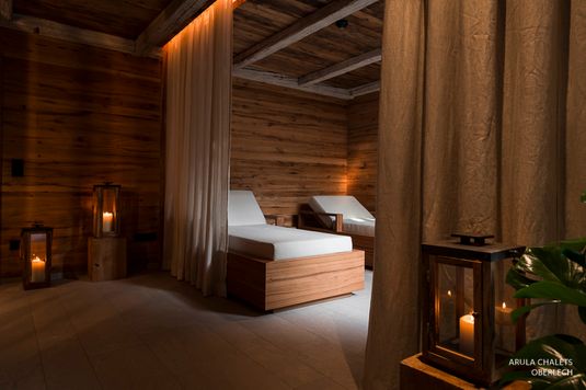 Wellnessbereich im Hotel mit Liegen von Tischlerei Hugl