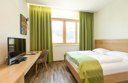 Hotelzimmer mit Maßmöbel von Tischlerei Hugl